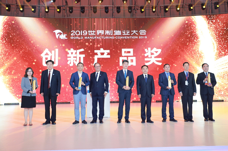 陜鼓集團(tuán)黨委書記、董事長李宏安（右一）代表企業(yè)領(lǐng)取了創(chuàng)新產(chǎn)品金獎_副本.jpg
